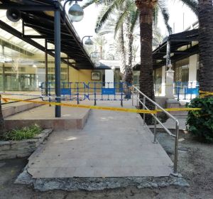 Acceso precintado al antiguo restaurante del Parque Municipal de Elche. Acceso precintado al antiguo restaurante del Parque Municipal de Elche.