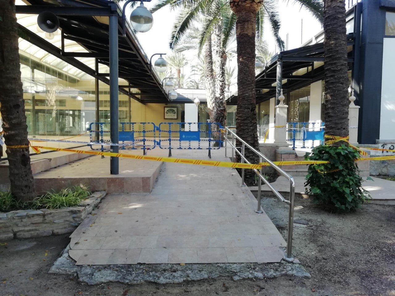 El vandalismo provoca la instalación de vallas y precintados en pleno corazón del Palmeral de Elche El vandalismo provoca la instalación de vallas y precintados en pleno corazón del Palmeral de Elche