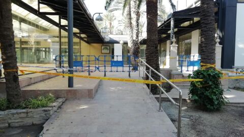 Acceso precintado al antiguo restaurante del Parque Municipal de Elche.