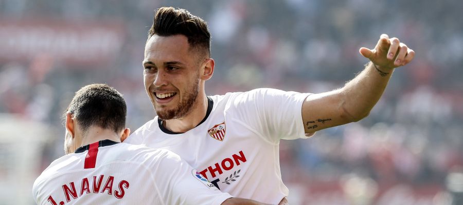 El delantero argentino del Sevilla, Lucas Ocampos, celebra con su compañero Jesús Navas tras marcar el primer gol de su equipo ante el Espanyol. El delantero argentino del Sevilla, Lucas Ocampos, celebra con su compañero Jesús Navas tras marcar el primer gol de su equipo ante el Espanyol.