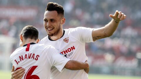 El delantero argentino del Sevilla, Lucas Ocampos, celebra con su compa&ntilde;ero Jes&uacute;s Navas tras marcar el primer gol de su equipo ante el Espanyol.
