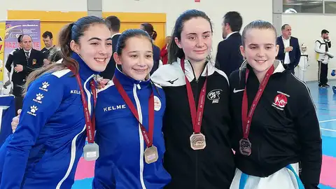 Las karatekas del Club Do Shotokan Chazarra estuvieron a gran nivel en la II Jornada de la Liga Autonómica de kárate. KÁRATE