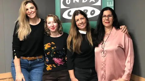 Las fundadoras de la ONG Aea Solidaria, Isabel Xamelis, Marta Andreu y Marta Ríos, respectivamente, en Onda Cero con Elka Dimitrova. IX Premios Onda Cero Mallorca