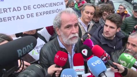 REEMPLAZO Willy Toledo, a las puertas del juzgado: "Me cago en Dios todos los d&iacute;as"