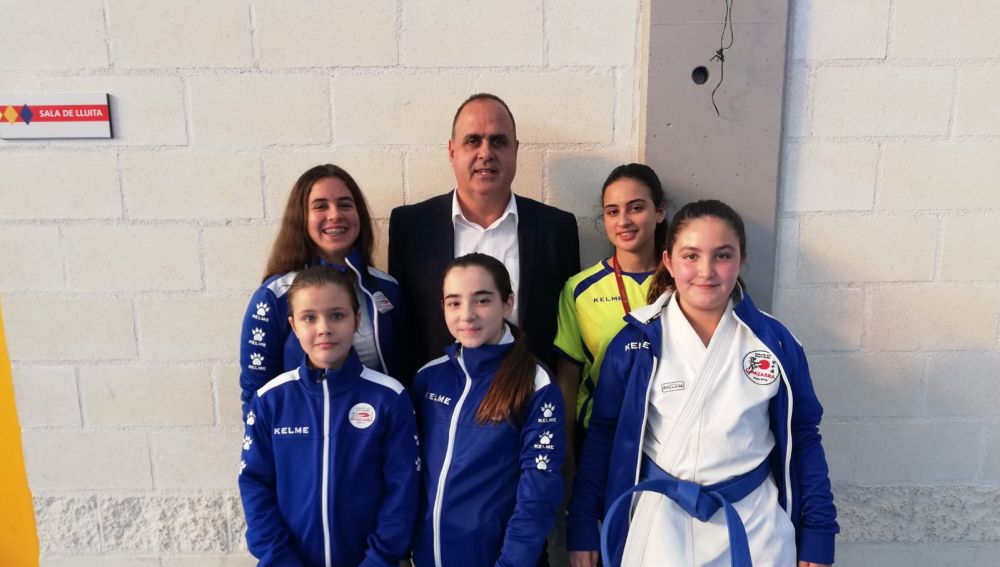 El Club Karate Do Shotokan Chazarra participó con diez karatekas, repartidos en diferentes categorías, y consiguió dos oros, tres platas, un bronce y un cuarto puesto.