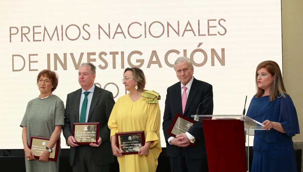 Ángela Nieto, de amarillo, tras recibir el premio 'Santiago Ramón y Cajal' 2019 de Biología.
