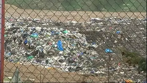 La policía busca en el vertedero el cuerpo del bebé recién nacido que su madre arrojó a un contenedor de Palencia La policía busca en el vertedero el cuerpo del bebé recién nacido que su madre arrojó a un contenedor de Palencia