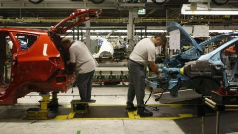 Trabajadores en la planta de Figueruelas