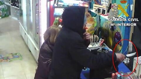 Captura de las c&aacute;maras de seguridad del local de Mon&oacute;var durante el robo.