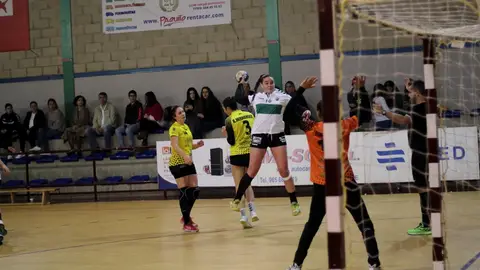 La jugadora del Club Balonmano Elche Isabel Fernández realiza un lanzamiento a portería en el encuentro de Copa ante el Puerto del Carmen de Lanzarote. BALONMANO