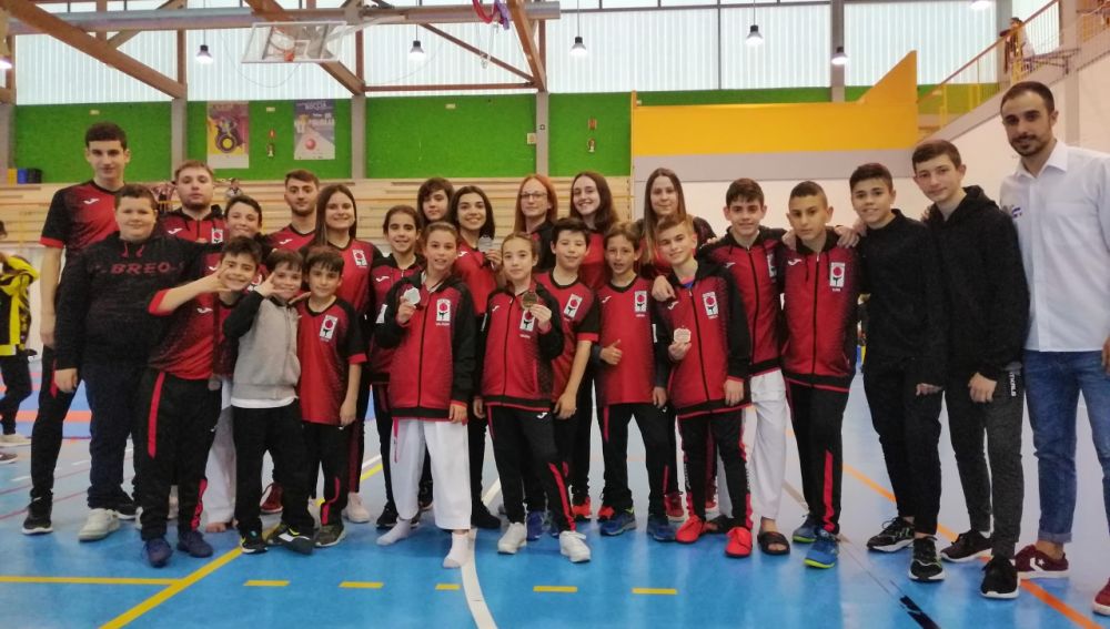 El Club Shotokan Carrús, entrenado por Fran Gómez y Cristina Andréu, subió siete veces al podio en la II Jornada de la Liga Autonómica.