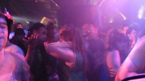 Dos j&oacute;venes en una discoteca