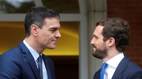 Imagen del &uacute;ltimo encuentro entre Pedro S&aacute;nchez y Pablo Casado en la Moncloa