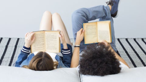 J&oacute;venes leyendo 