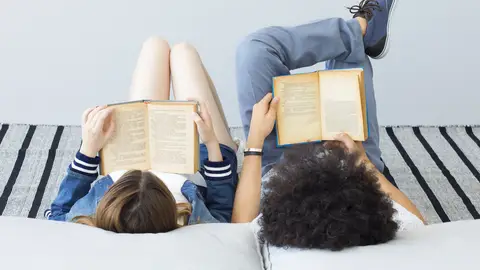 Jóvenes leyendo Jóvenes leyendo