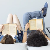 Jóvenes leyendo Jóvenes leyendo