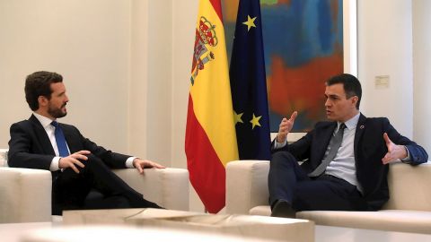 Pedro S&aacute;nchez y Pablo Casado se re&uacute;nen en Moncloa