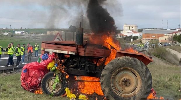 Los agricultores extremeños cortan carreteras en señal de protesta Los agricultores extremeños cortan carreteras en señal de protesta