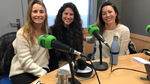 Responsables y voluntarias de la Fundación Save The Med, Premio Onda Cero Mallorca del Medio Ambiente 2020, en los estudios de Onda Cero en Palma. IX Premios Onda Cero Mallorca