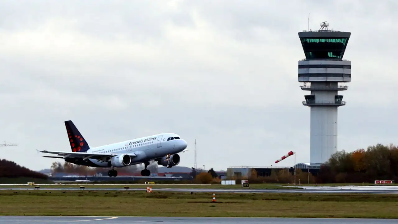 Un avión despega en el aeropuerto Un avión despega en el aeropuerto