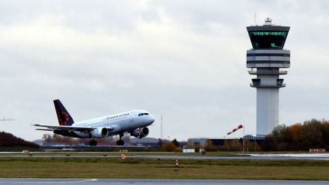 Un avi&oacute;n despega en el aeropuerto