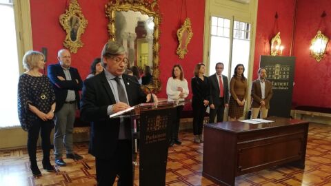 Vicen&ccedil; Thom&agrave;s, presidente del Parlament, durante la firma del Pacto por la Inclusi&oacute;n Social 2020.