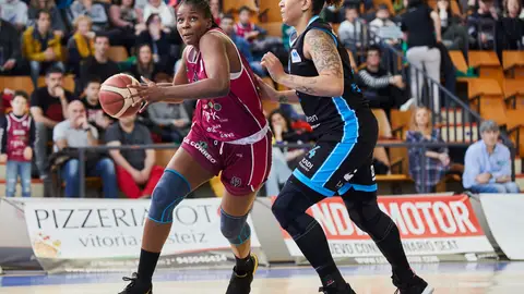 Victoria de Araski ante el IDK Gipuzkoa Ataque de la jugadora del Araski