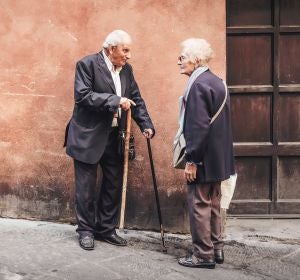 Dos ancianos frente a un domicilio Dos ancianos frente a un domicilio