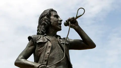 Estatua de Bon Scott. Estatua de Bon Scott.