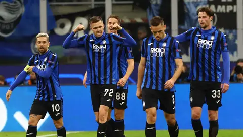 Los futbolistas del Atalanta celebran un gol. Los futbolistas del Atalanta celebran un gol.