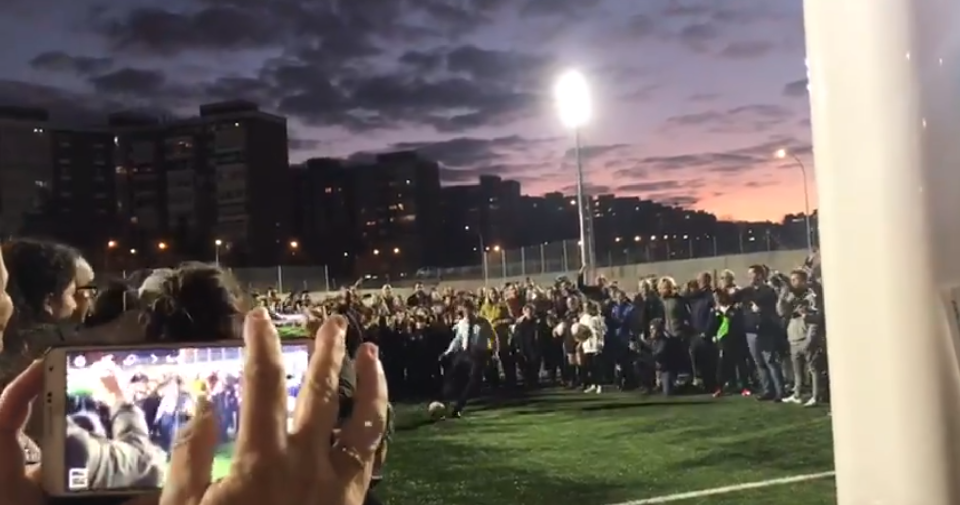Almeida inaugura un campo de fútbol dándole un balonazo a un niño Almeida inaugura un campo de fútbol dándole un balonazo a un niño