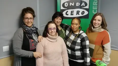 ASTOR visita Onda Cero Alcalá. María Julia y Pamela, junto a sus monitoras Esther y Nuria. Espacio de integración en colaboración con HENARED