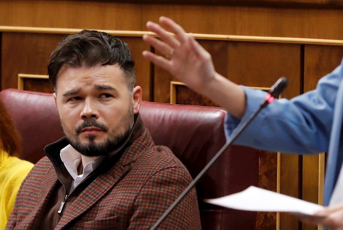 Rufián defiende a Ábalos: "La gente en sus casas, el trabajo o el bar no está hablando de esto" Rufián defiende a Ábalos: "La gente en sus casas, el trabajo o el bar no está hablando de esto"