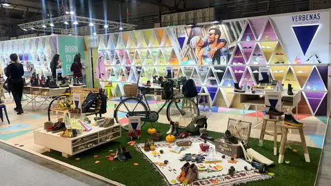 Imagen de archivo de un expositor en la feria de calzado MICAM de Milán. Imagen de archivo de un expositor en la feria de calzado MICAM de Milán.