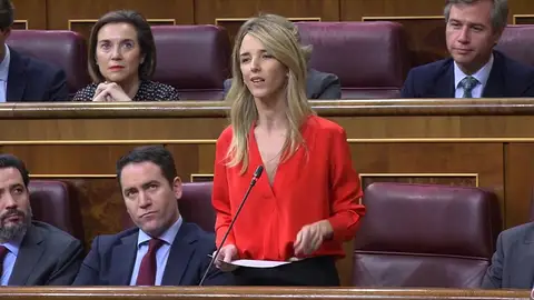 Duro rfirafe entre la vicepresidenta Carmen Calvo y la portavoz del PP Cayetana Álvarez de Toledo que acusa al gobierno de promover una amnistía a los presos del 'procès' Duro rfirafe entre la vicepresidenta Carmen Calvo y la portavoz del PP Cayetana Álvarez de Toledo que acusa al gobierno de promover una amnistía a los presos del 'procès'