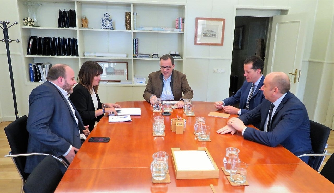El alcalde de Elda entrega en el Ministerio de Transportes el proyecto de puerto seco diseñado para la localidad El alcalde de Elda entrega en el Ministerio de Transportes el proyecto de puerto seco diseñado para la localidad