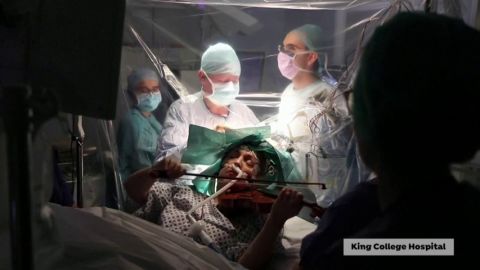 As&iacute; es la operaci&oacute;n donde una mujer toca el viol&iacute;n mientras le intervienen de un tumor cerebral 