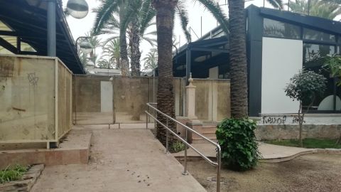 Acceso vallado al restaurante del Parque Municipal de Elche.