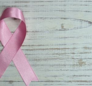 Cerca de medio millar de pacientes recurren al ‘Teléfono Rosa’ en su primer año de existencia Cerca de medio millar de pacientes recurren al ‘Teléfono Rosa’ en su primer año de existencia