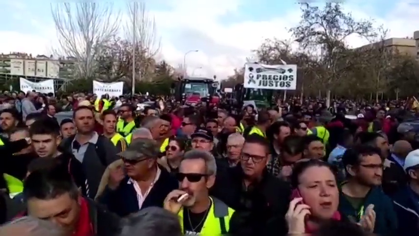 Agricultores y ganaderos protestan en Galicia, Granada y Pamplona contra el Gobierno Agricultores y ganaderos protestan en Galicia, Granada y Pamplona contra el Gobierno