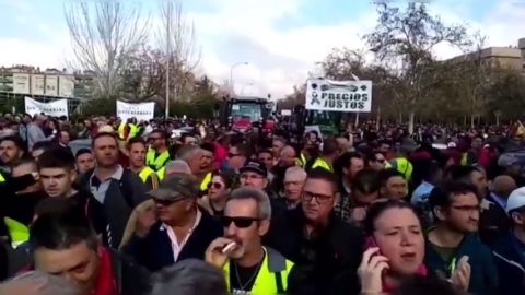 La protesta de los agricultores en Granada supera las previsiones y más de 700 tractores cortan la ciudad