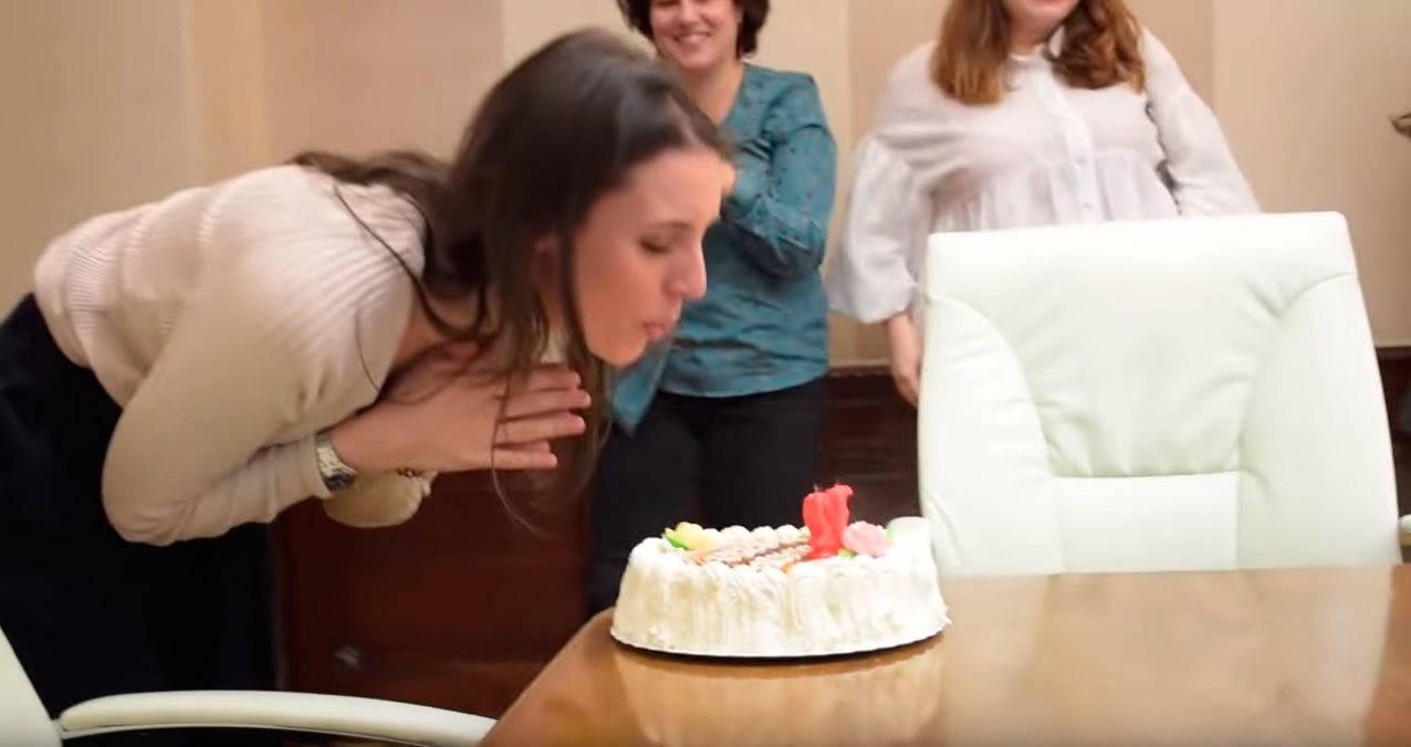 Carlos Alsina comenta la sorpresa a Irene Montero por su cumpleaños: "Deberían titular esta serie de vídeos Mi ministerio y yo" Carlos Alsina comenta la sorpresa a Irene Montero por su cumpleaños: "Deberían titular esta serie de vídeos Mi ministerio y yo"