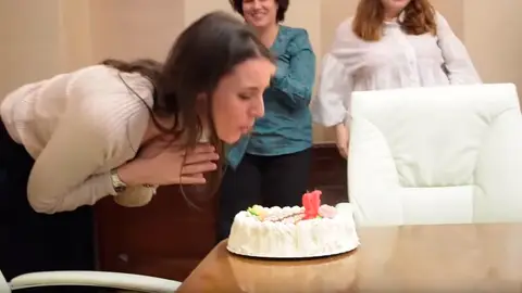 Irene Montero soplando las velas en la celebración de su 32 cumpleaños Irene Montero soplando las velas en la celebración de su 32 cumpleaños