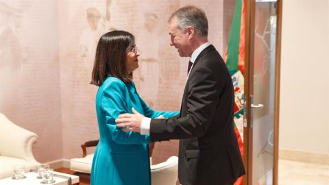 Iñigo Urkullu (d) recibe en Vitoria a la ministra de Política Territorial, Carolina Darias (i).