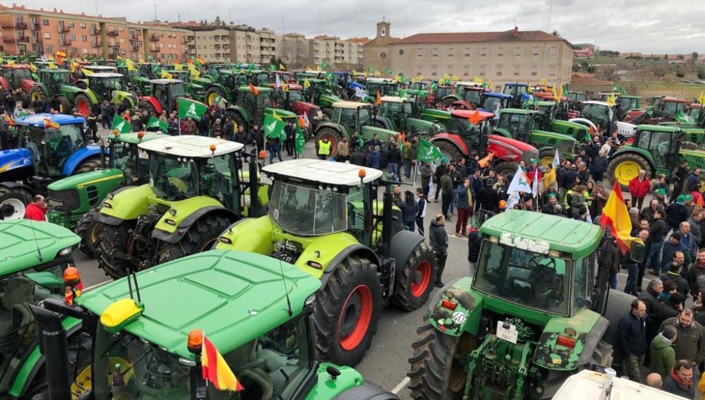 Tractores concentrados en una movilización en Valencia.