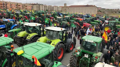 Tractores concentrados en una movilización en Valencia. Tractores concentrados en una movilización en Valencia.