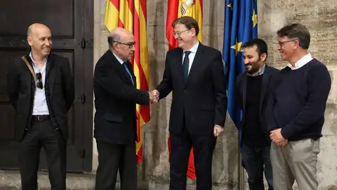 Puig y Ezpeleta han celebrado el acuerdo de prórroga. CONVENIO MOTO GP