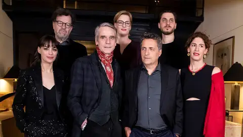El actor Jeremy Irons, en el centro de la fotografía oficial del jurado de la edición 70 de la Berlinale El intérprete está acompañado, entre otros, por la actriz Bérénice Bejo o por el director Kenneth Lonnergan