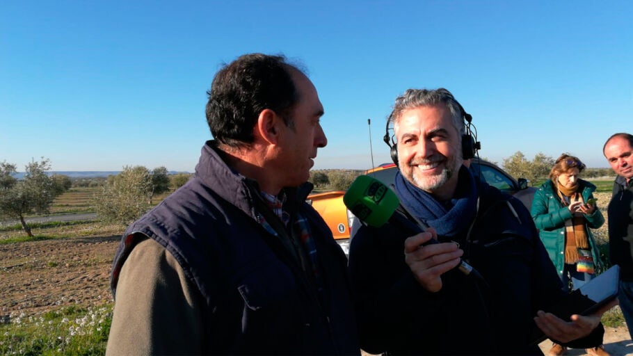Carlos Alsina con un agricultor