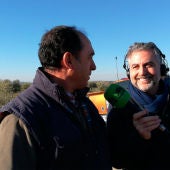Carlos Alsina con un agricultor